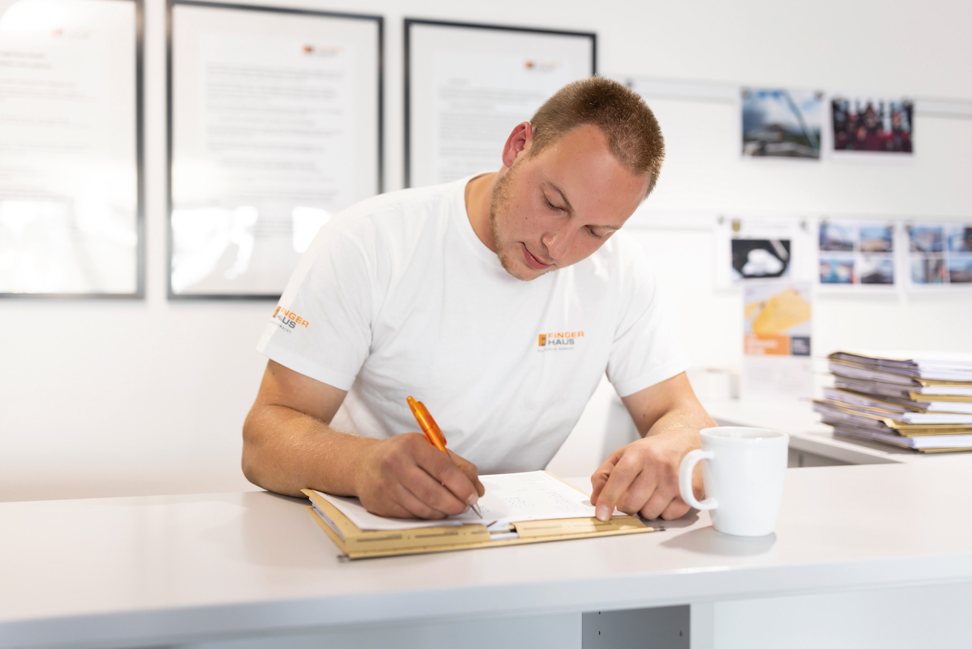 FingerHaus Zimmerer Richtmonteur am Schreibtisch